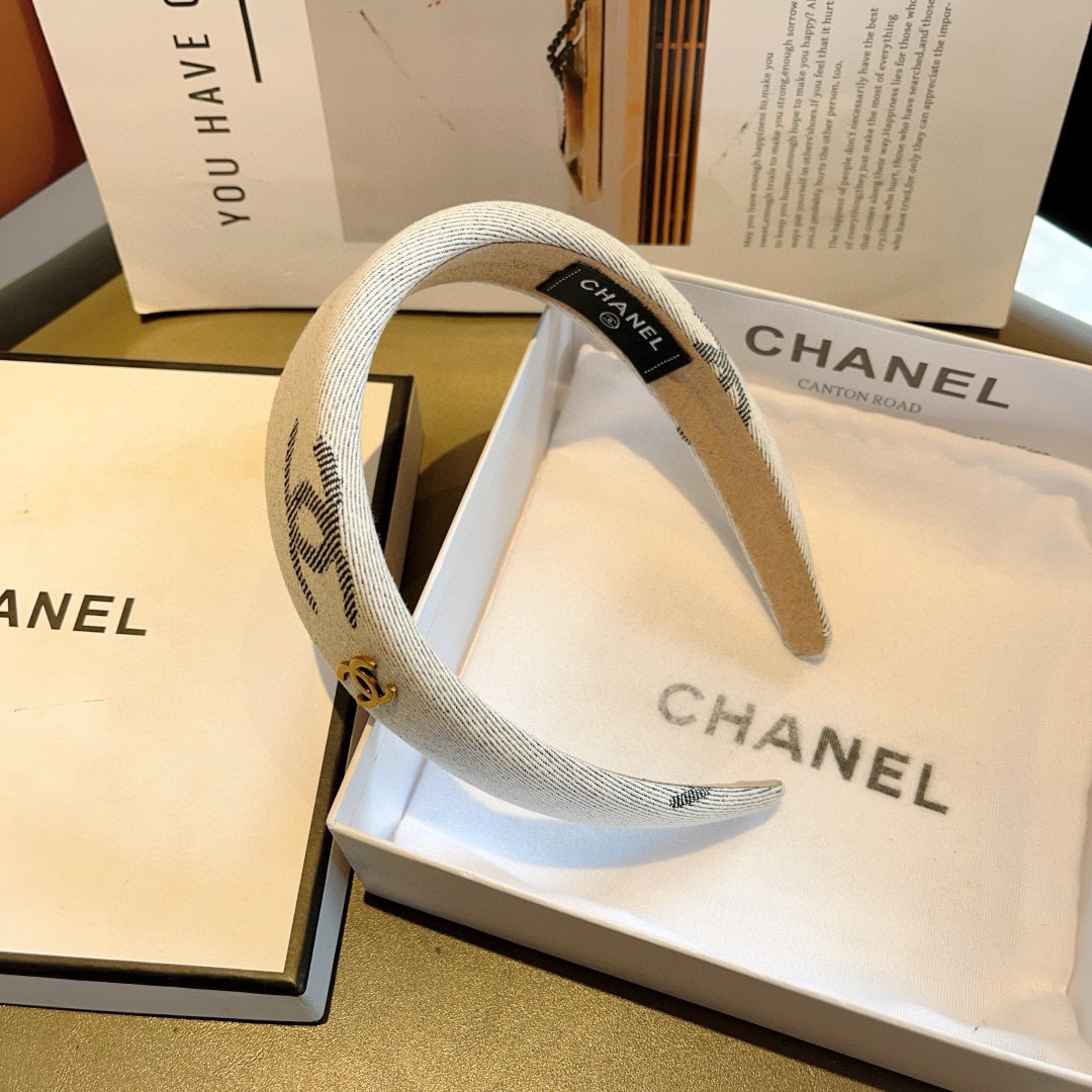 配包装
CHANEL（香奈儿）最新款小香发箍，香奶奶头箍，复古头箍，网红爆款推荐 超精致，时尚百搭！