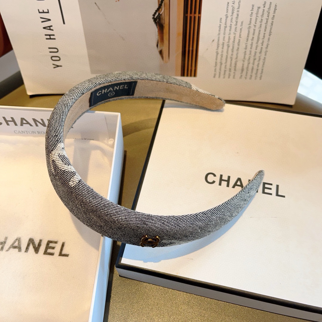 配包装
CHANEL（香奈儿）最新款小香发箍，香奶奶头箍，复古头箍，网红爆款推荐 超精致，时尚百搭！