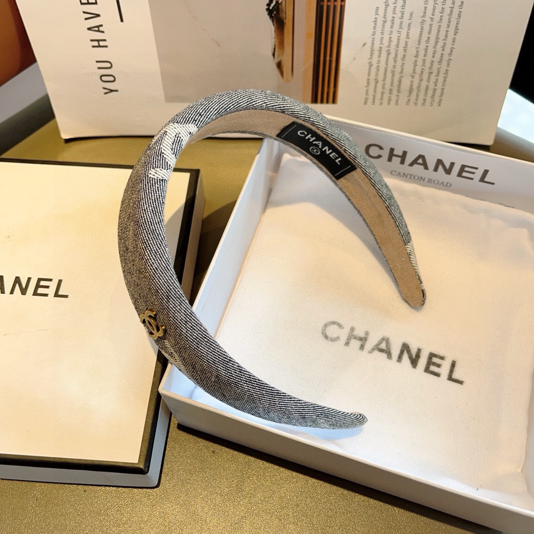 配包装
CHANEL（香奈儿）最新款小香发箍，香奶奶头箍，复古头箍，网红爆款推荐 超精致，时尚百搭！