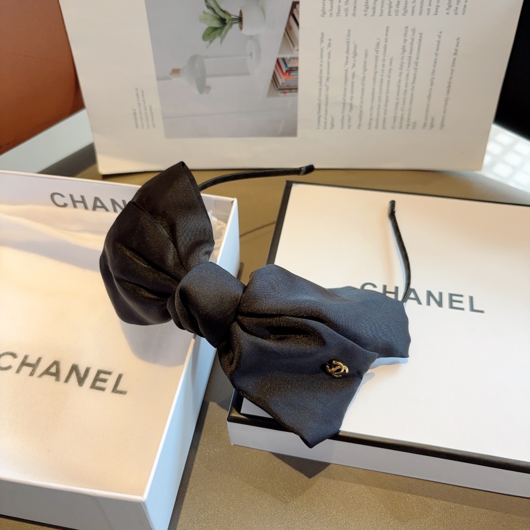 配包装
CHANEL（香奈儿）最新款小香发箍，香奶奶头箍，复古头箍，网红爆款推荐 超精致，时尚百搭！