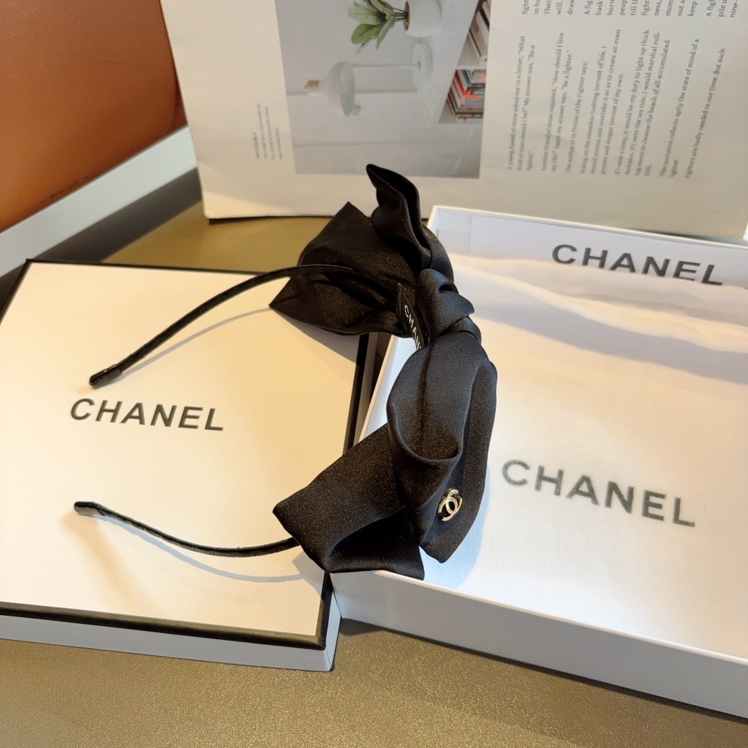 配包装
CHANEL（香奈儿）最新款小香发箍，香奶奶头箍，复古头箍，网红爆款推荐 超精致，时尚百搭！