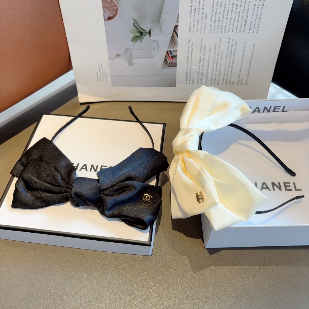 配包装
CHANEL（香奈儿）最新款小香发箍，香奶奶头箍，复古头箍，网红爆款推荐 超精致，时尚百搭！