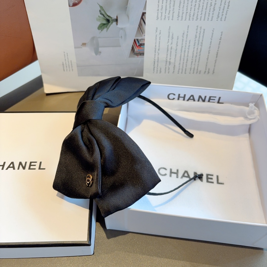 配包装
CHANEL（香奈儿）最新款小香发箍，香奶奶头箍，复古头箍，网红爆款推荐 超精致，时尚百搭！