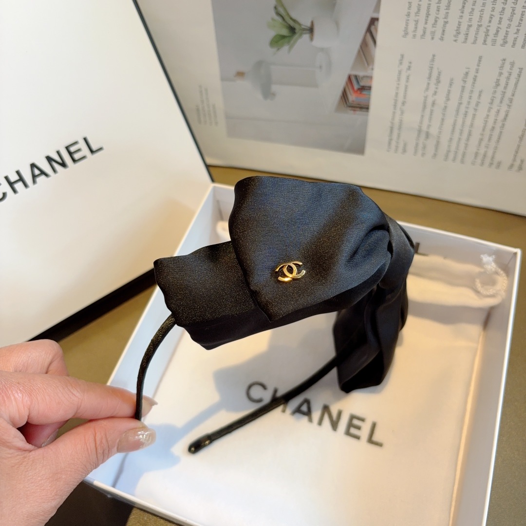 配包装
CHANEL（香奈儿）最新款小香发箍，香奶奶头箍，复古头箍，网红爆款推荐 超精致，时尚百搭！