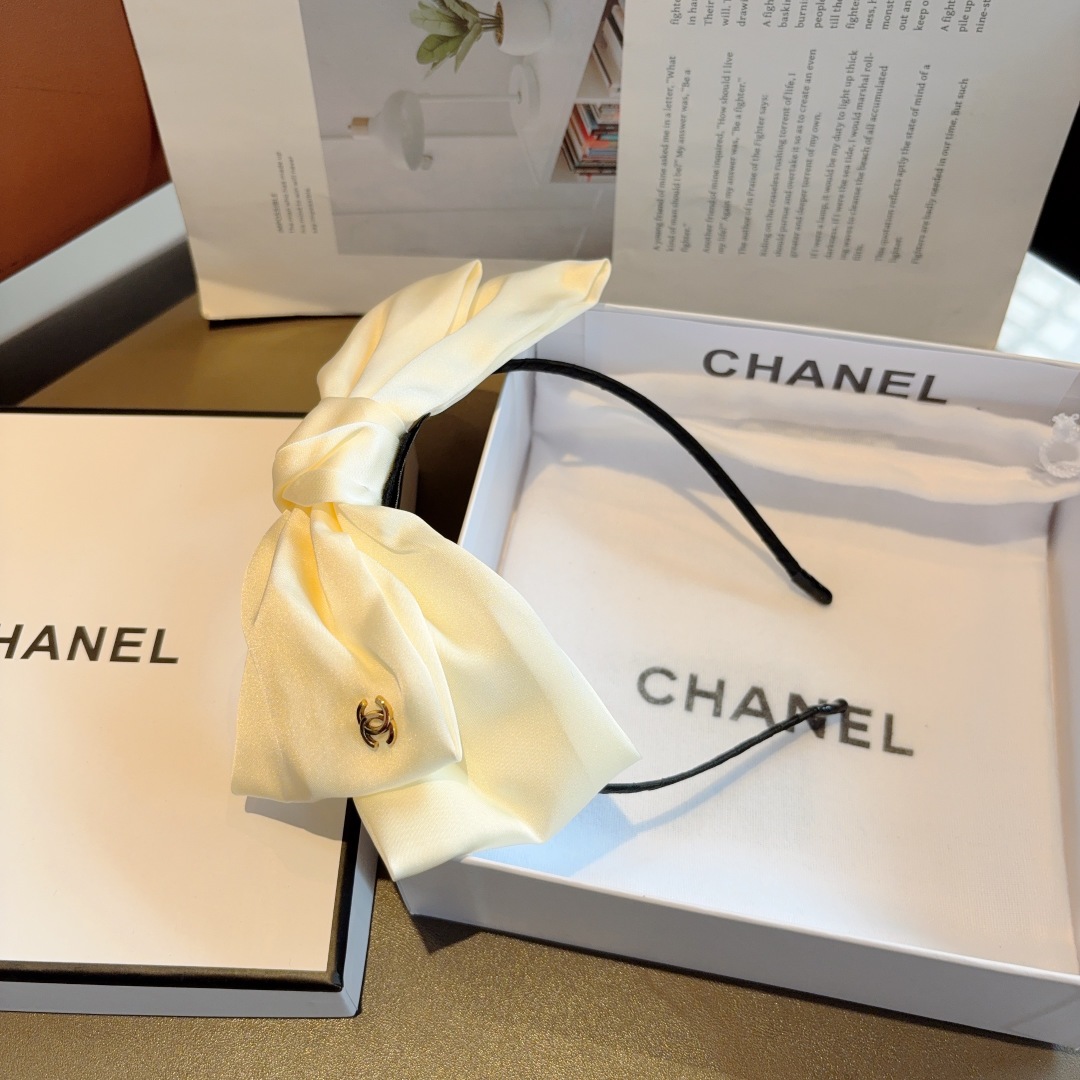 配包装
CHANEL（香奈儿）最新款小香发箍，香奶奶头箍，复古头箍，网红爆款推荐 超精致，时尚百搭！