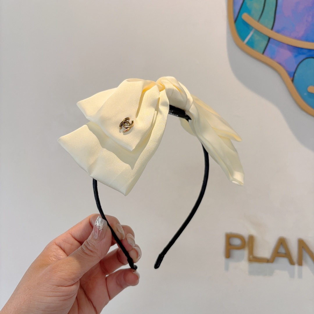 配包装
CHANEL（香奈儿）最新款小香发箍，香奶奶头箍，复古头箍，网红爆款推荐 超精致，时尚百搭！