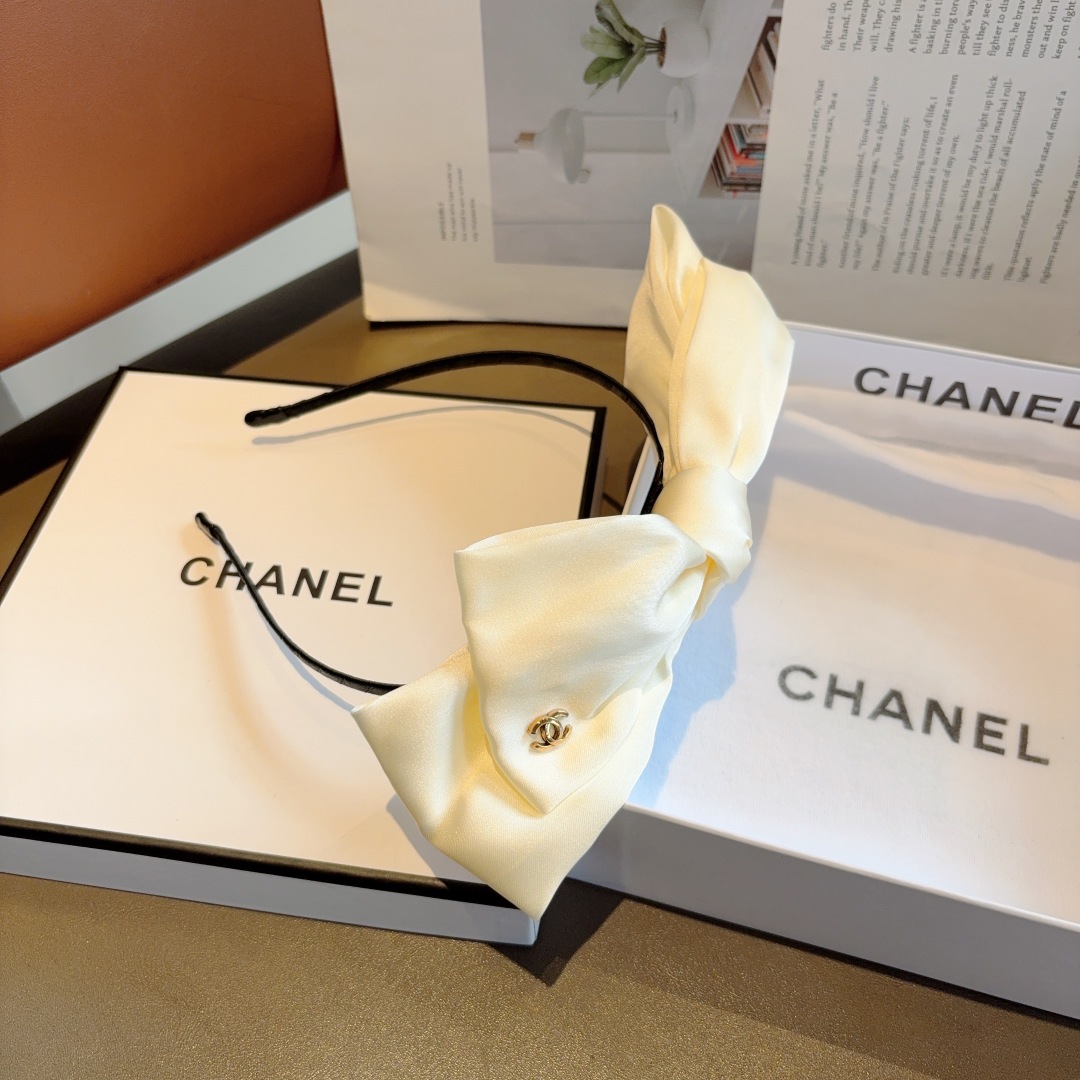 配包装
CHANEL（香奈儿）最新款小香发箍，香奶奶头箍，复古头箍，网红爆款推荐 超精致，时尚百搭！
