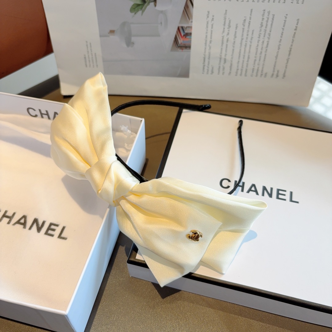 配包装
CHANEL（香奈儿）最新款小香发箍，香奶奶头箍，复古头箍，网红爆款推荐 超精致，时尚百搭！