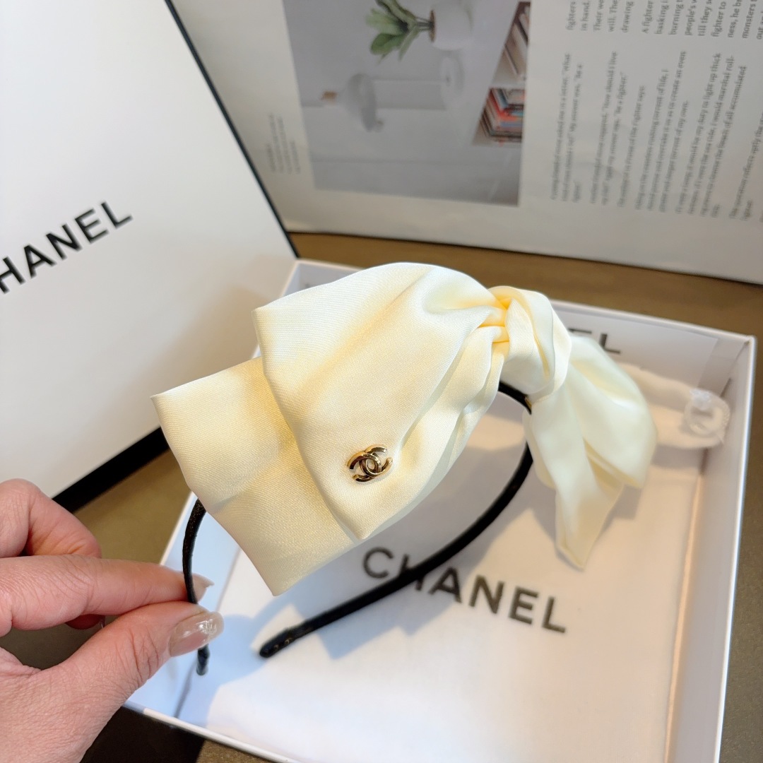 配包装
CHANEL（香奈儿）最新款小香发箍，香奶奶头箍，复古头箍，网红爆款推荐 超精致，时尚百搭！