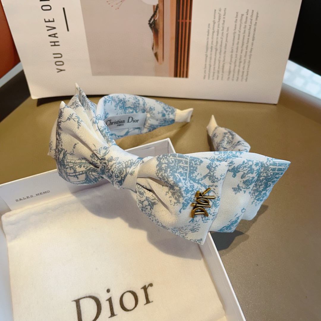 配包装
Dior（迪奥） 火爆新款蝴蝶结发箍,专柜原单货，让你的魅力绽放 清新淑女范让时尚更简单。