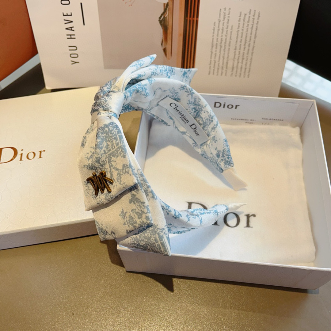 配包装
Dior（迪奥） 火爆新款蝴蝶结发箍,专柜原单货，让你的魅力绽放 清新淑女范让时尚更简单。