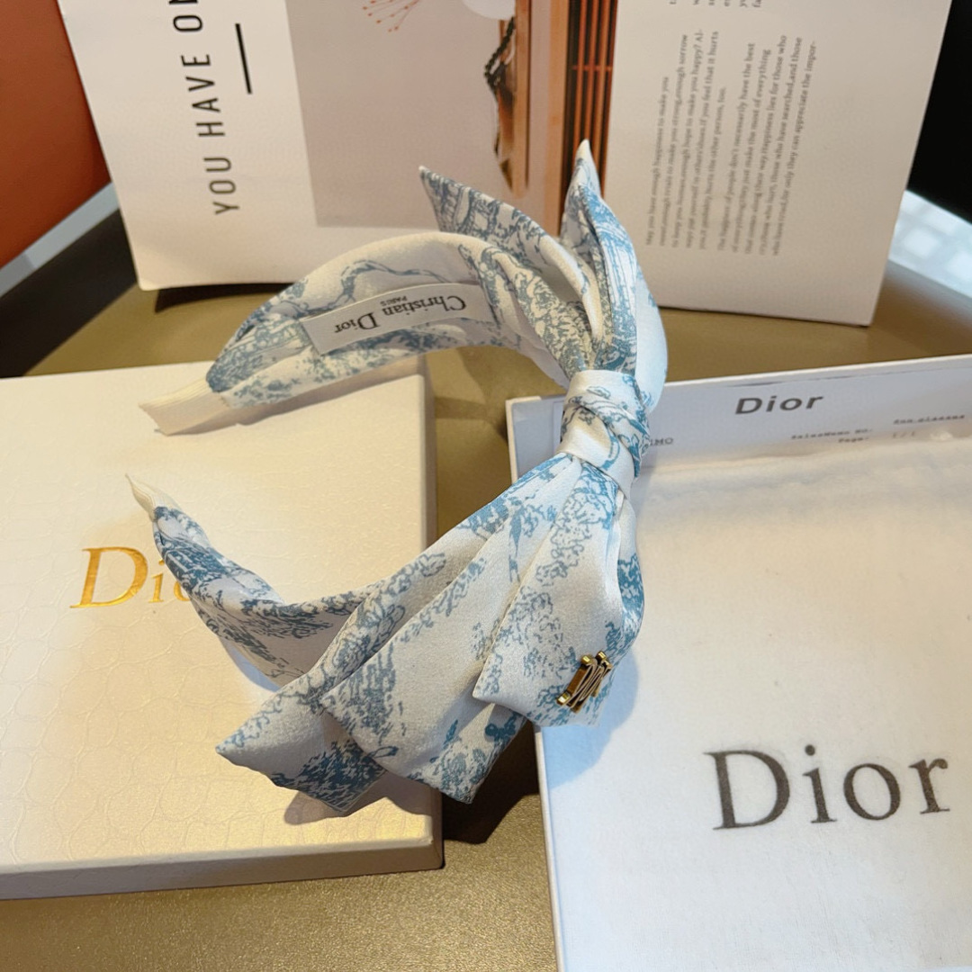 配包装
Dior（迪奥） 火爆新款蝴蝶结发箍,专柜原单货，让你的魅力绽放 清新淑女范让时尚更简单。