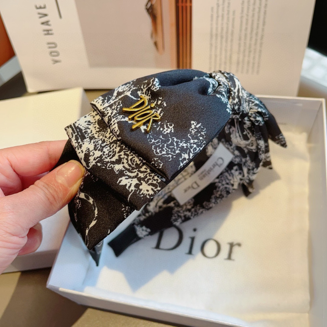 配包装
Dior（迪奥） 火爆新款蝴蝶结发箍,专柜原单货，让你的魅力绽放 清新淑女范让时尚更简单。