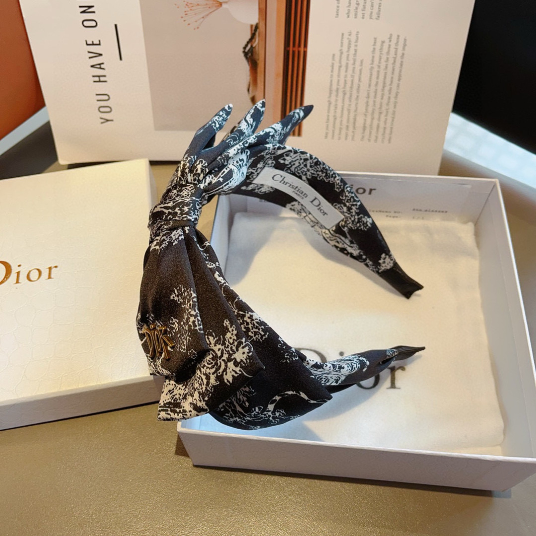 配包装
Dior（迪奥） 火爆新款蝴蝶结发箍,专柜原单货，让你的魅力绽放 清新淑女范让时尚更简单。