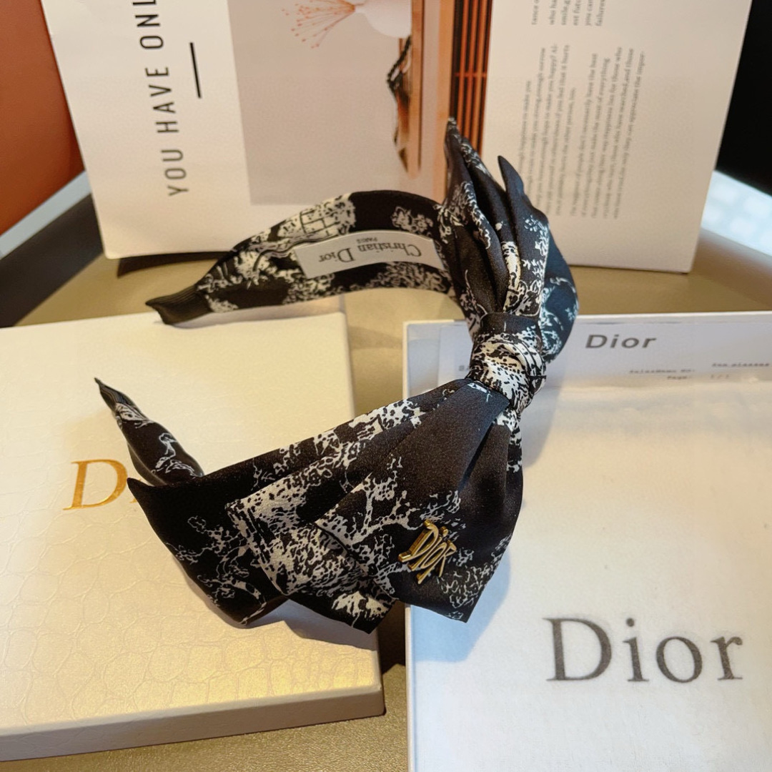 配包装
Dior（迪奥） 火爆新款蝴蝶结发箍,专柜原单货，让你的魅力绽放 清新淑女范让时尚更简单。