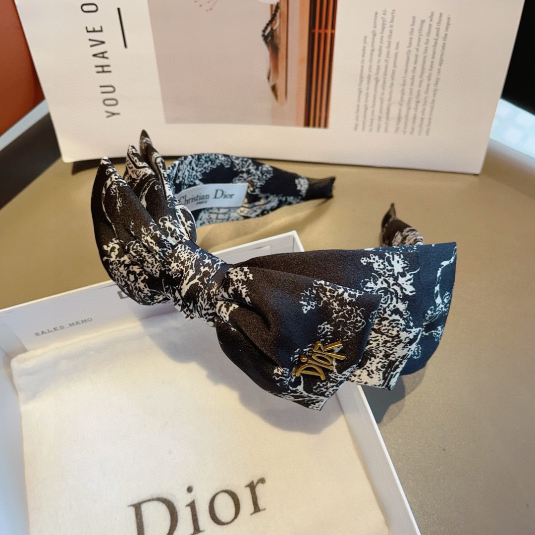 配包装
Dior（迪奥） 火爆新款蝴蝶结发箍,专柜原单货，让你的魅力绽放 清新淑女范让时尚更简单。