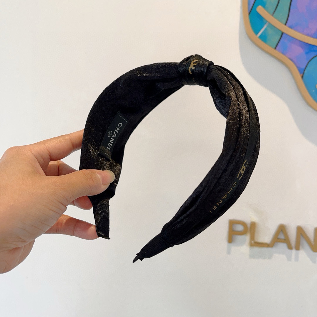 配包装
CHANEL（香奈儿）新款精美字母宽边发箍，复古网红爆款头箍 搭配高端材质，超精致，时尚高级感百
