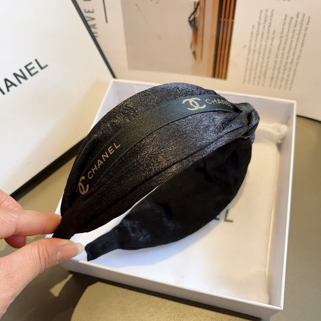配包装
CHANEL（香奈儿）新款精美字母宽边发箍，复古网红爆款头箍 搭配高端材质，超精致，时尚高级感百