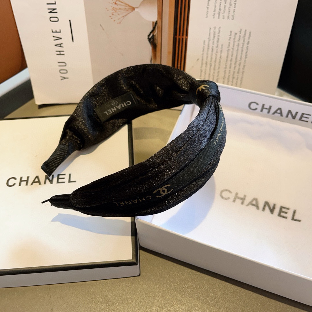 配包装
CHANEL（香奈儿）新款精美字母宽边发箍，复古网红爆款头箍 搭配高端材质，超精致，时尚高级感百