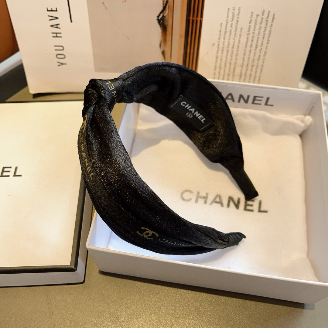 配包装
CHANEL（香奈儿）新款精美字母宽边发箍，复古网红爆款头箍 搭配高端材质，超精致，时尚高级感百