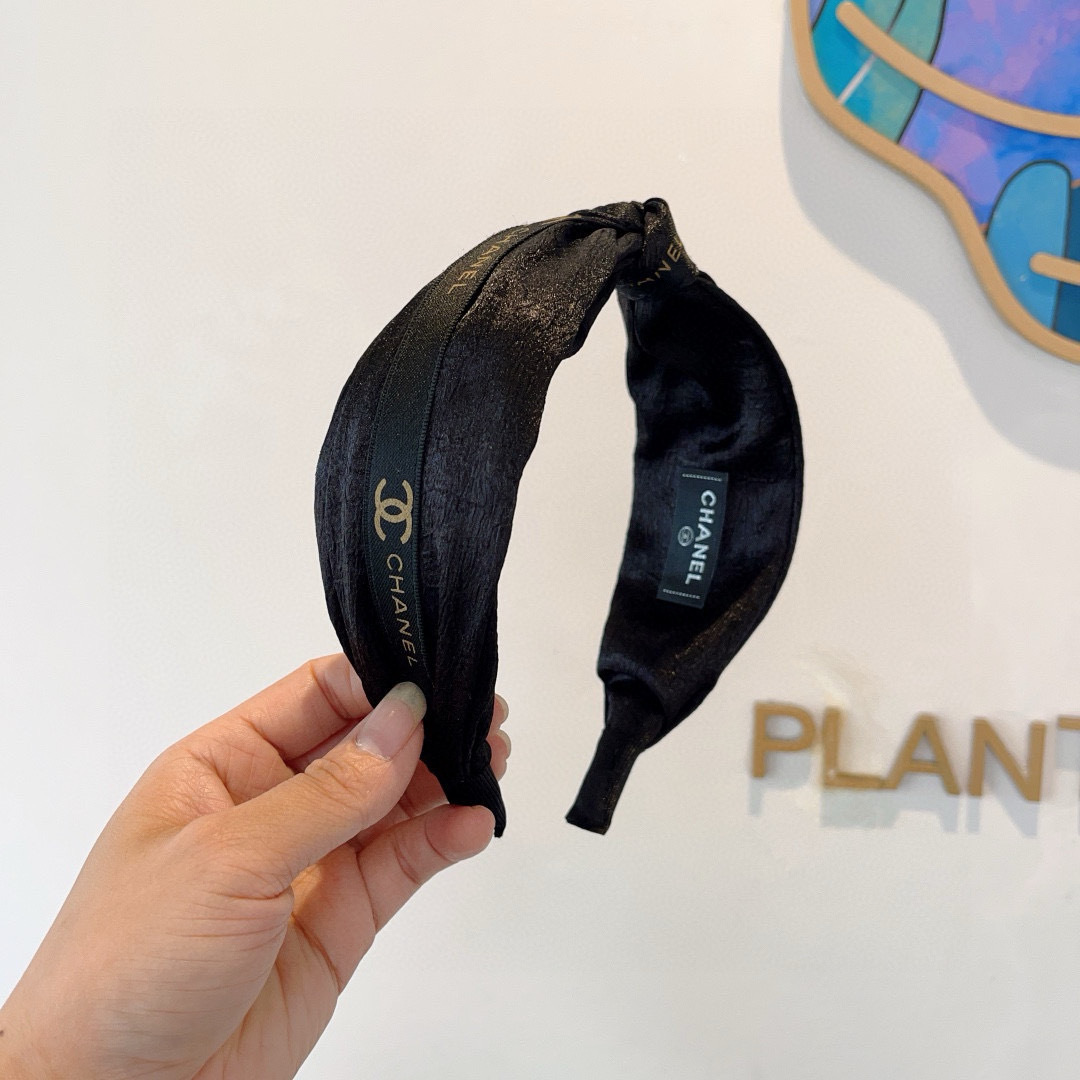 配包装
CHANEL（香奈儿）新款精美字母宽边发箍，复古网红爆款头箍 搭配高端材质，超精致，时尚高级感百