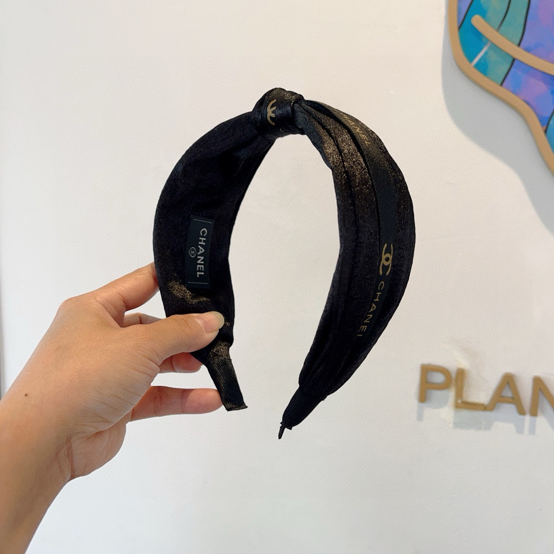 配包装
CHANEL（香奈儿）新款精美字母宽边发箍，复古网红爆款头箍 搭配高端材质，超精致，时尚高级感百