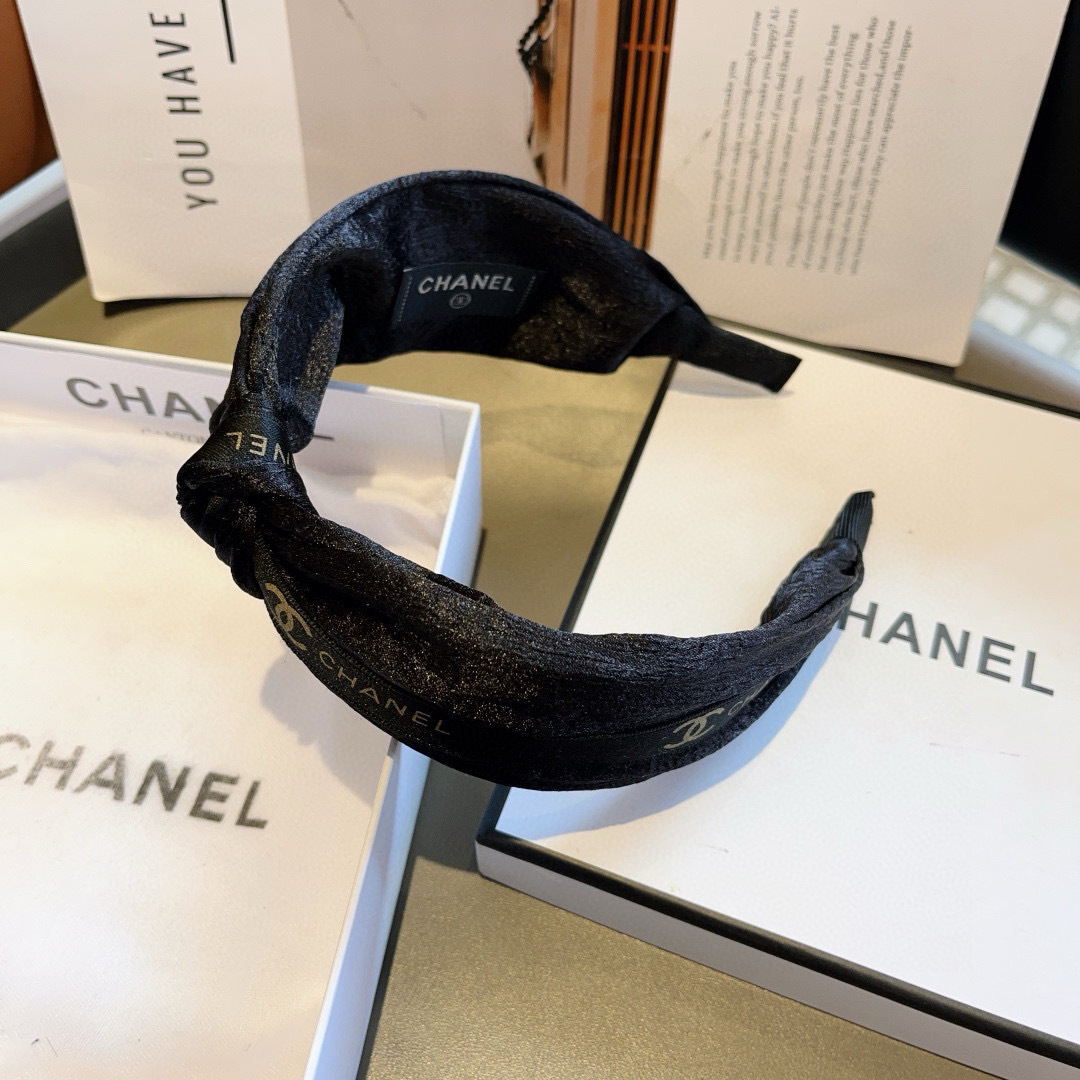 配包装
CHANEL（香奈儿）新款精美字母宽边发箍，复古网红爆款头箍 搭配高端材质，超精致，时尚高级感百