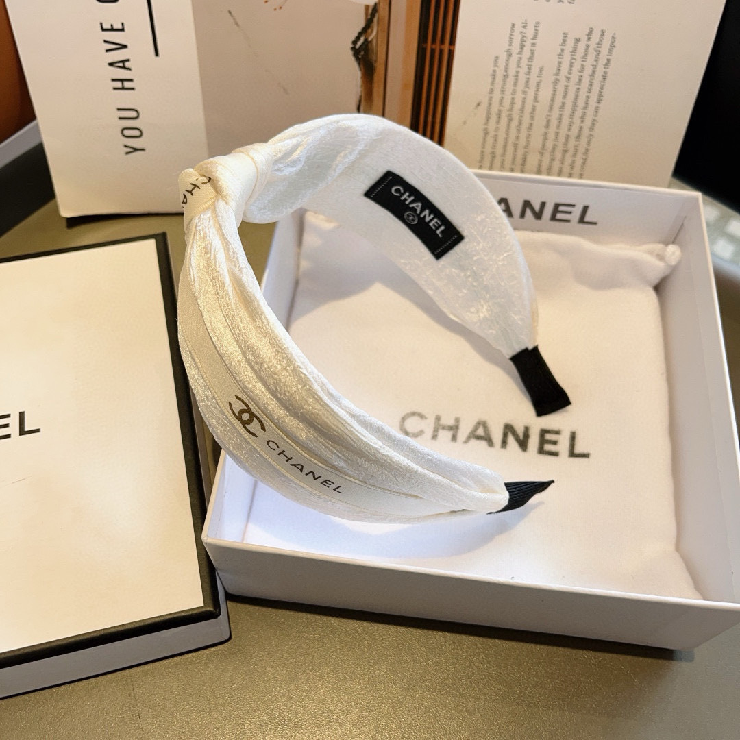 配包装
CHANEL（香奈儿）新款精美字母宽边发箍，复古网红爆款头箍 搭配高端材质，超精致，时尚高级感百