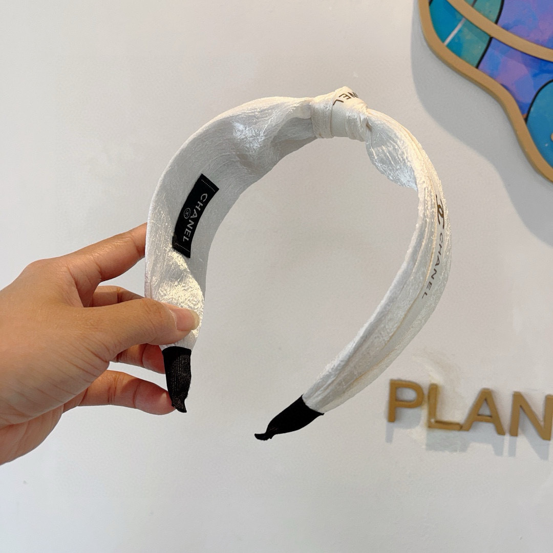 配包装
CHANEL（香奈儿）新款精美字母宽边发箍，复古网红爆款头箍 搭配高端材质，超精致，时尚高级感百