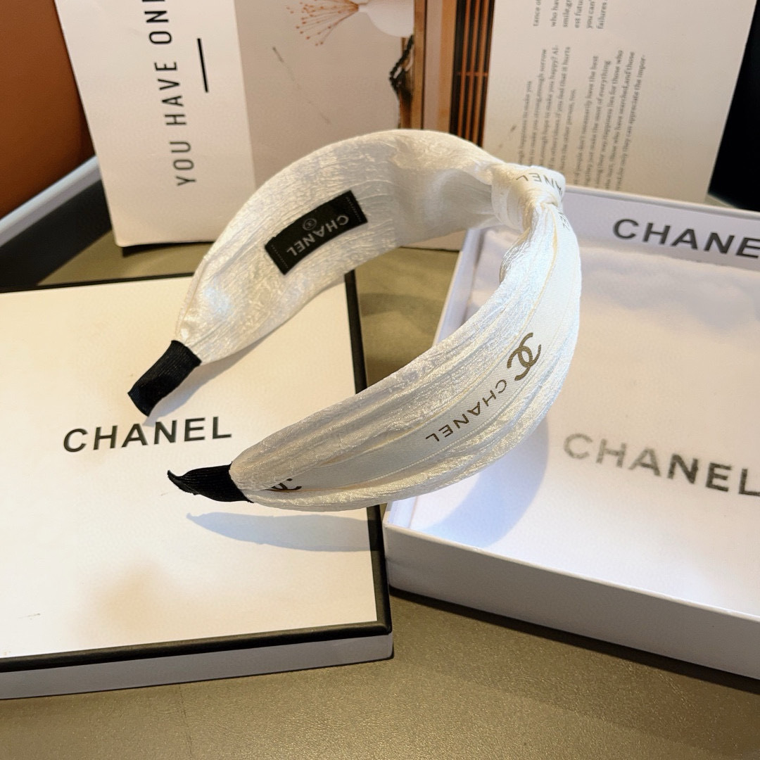 配包装
CHANEL（香奈儿）新款精美字母宽边发箍，复古网红爆款头箍 搭配高端材质，超精致，时尚高级感百