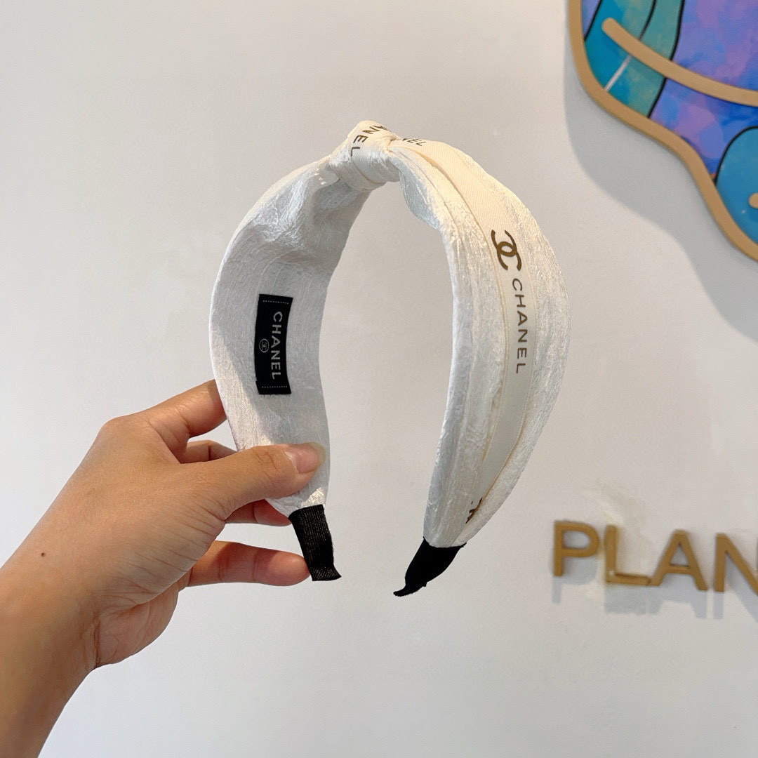 配包装
CHANEL（香奈儿）新款精美字母宽边发箍，复古网红爆款头箍 搭配高端材质，超精致，时尚高级感百