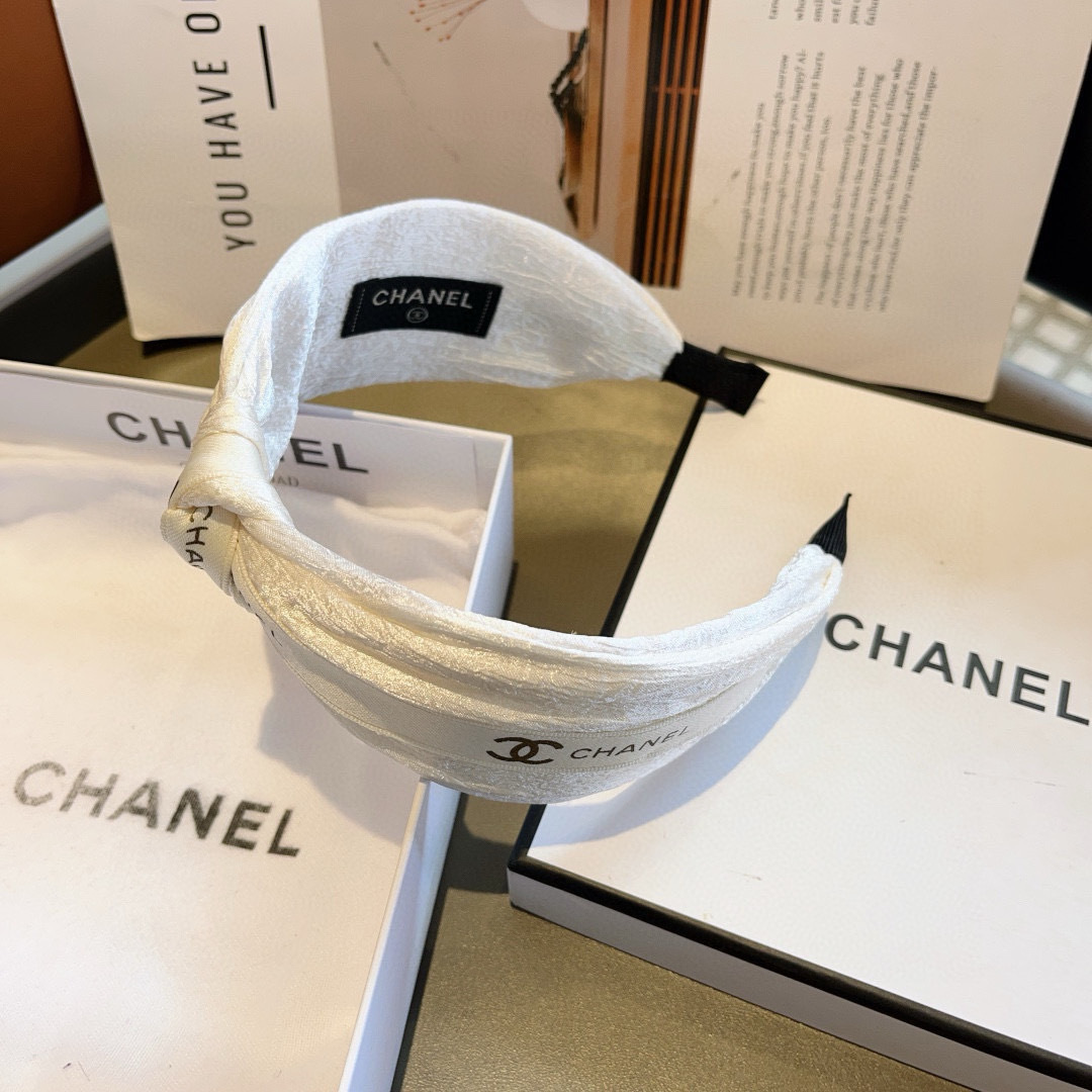 配包装
CHANEL（香奈儿）新款精美字母宽边发箍，复古网红爆款头箍 搭配高端材质，超精致，时尚高级感百