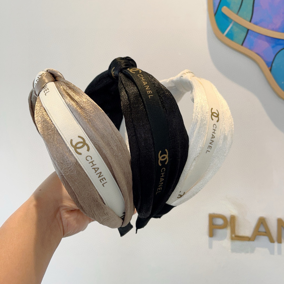 配包装
CHANEL（香奈儿）新款精美字母宽边发箍，复古网红爆款头箍 搭配高端材质，超精致，时尚高级感百