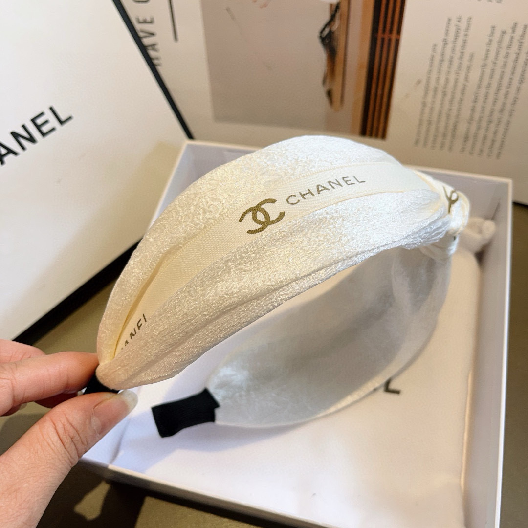 配包装
CHANEL（香奈儿）新款精美字母宽边发箍，复古网红爆款头箍 搭配高端材质，超精致，时尚高级感百