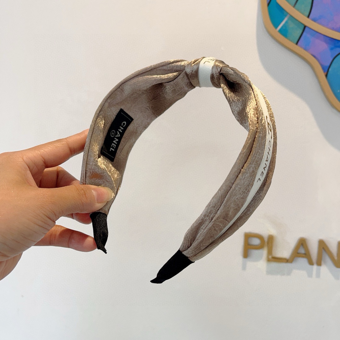 配包装
CHANEL（香奈儿）新款精美字母宽边发箍，复古网红爆款头箍 搭配高端材质，超精致，时尚高级感百