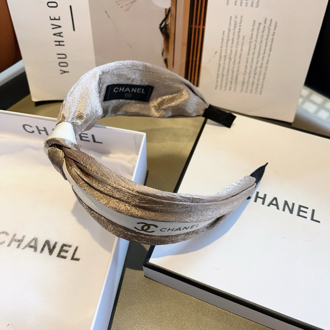 配包装
CHANEL（香奈儿）新款精美字母宽边发箍，复古网红爆款头箍 搭配高端材质，超精致，时尚高级感百