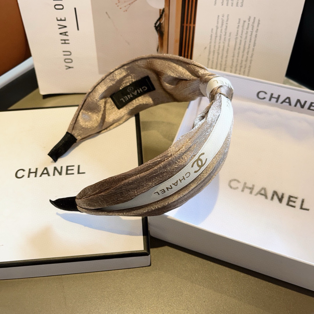 配包装
CHANEL（香奈儿）新款精美字母宽边发箍，复古网红爆款头箍 搭配高端材质，超精致，时尚高级感百