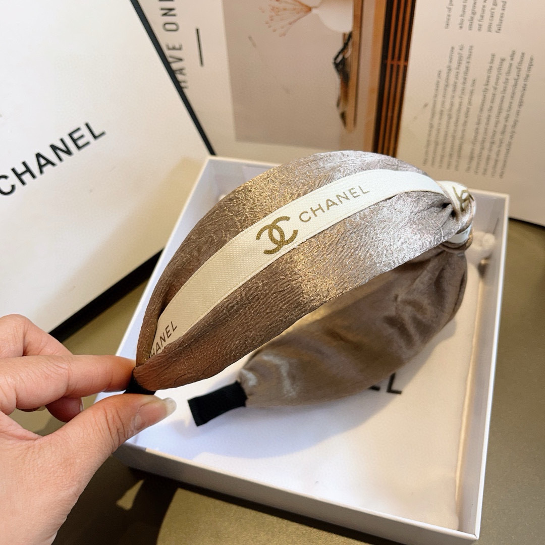 配包装
CHANEL（香奈儿）新款精美字母宽边发箍，复古网红爆款头箍 搭配高端材质，超精致，时尚高级感百
