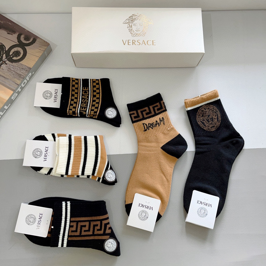 配包装【一盒五双】
VERSACE范思哲 欧美大牌中筒袜。🌟潮人必不能少的专柜代购品质纯棉袜子 ，超级百
