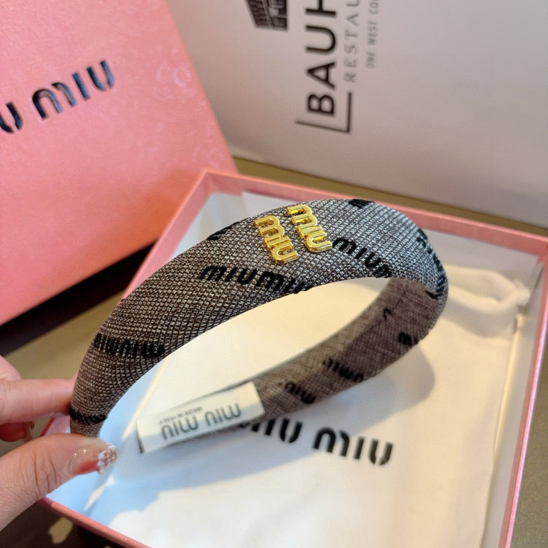 配包装
MIUMIU（缪缪）新款甜美字母手工制作发箍，少女感简约百搭头箍、潮女必备品，超级的高大上！