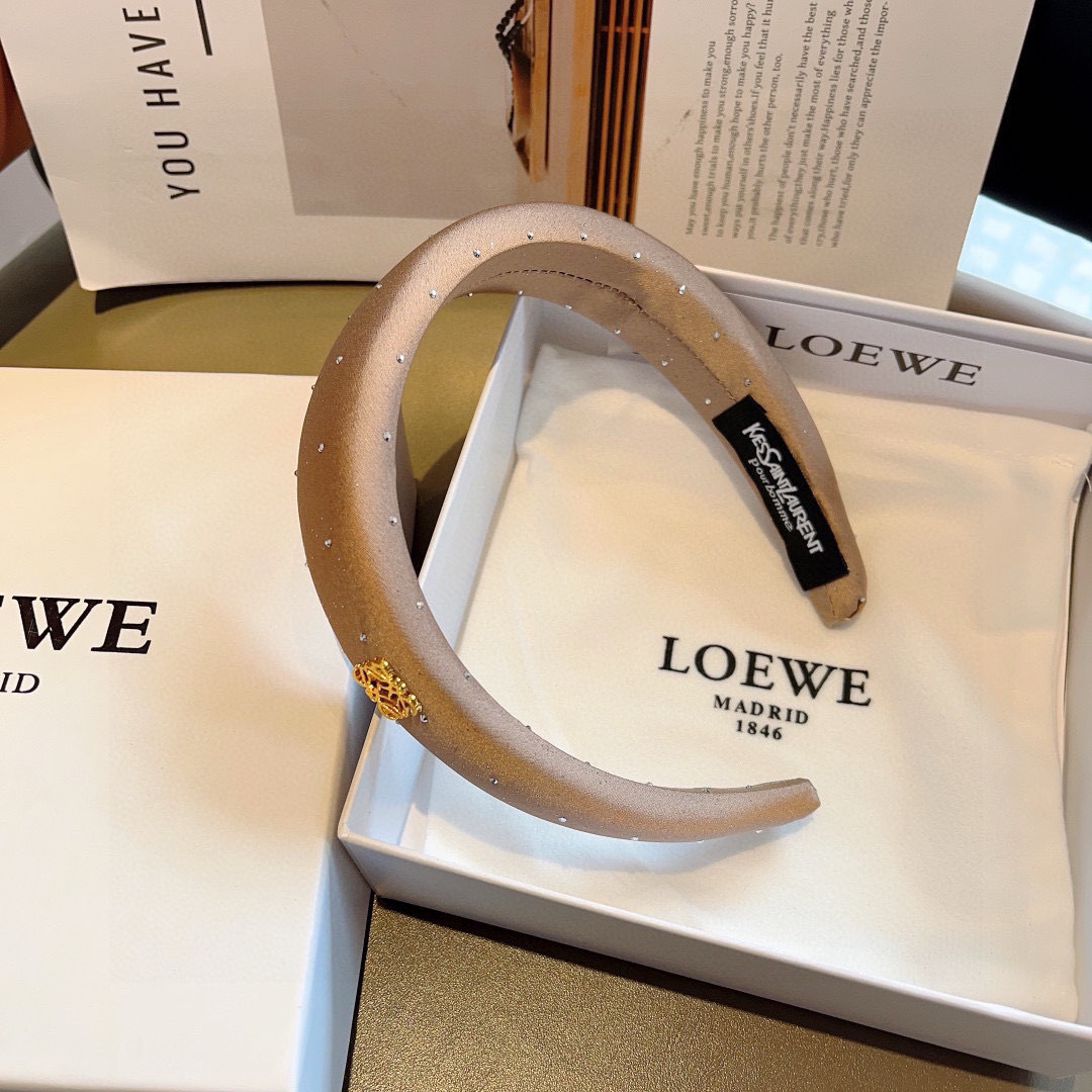 配包装
LOEWE（罗意威）火爆新款海绵发箍💕特供面料头箍、尖端网红最新款来袭 ！ 让你的魅力绽放 清新