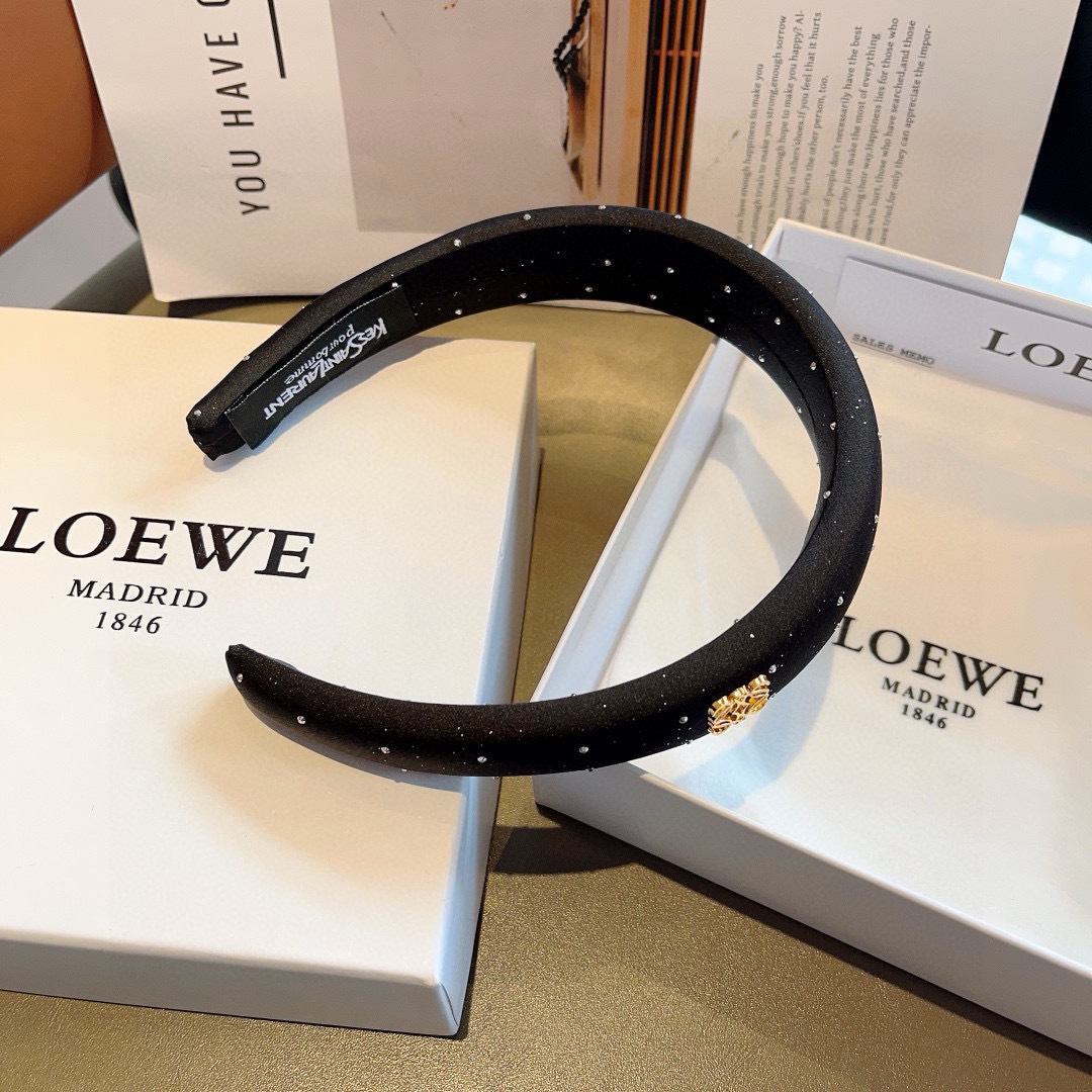 配包装
LOEWE（罗意威）火爆新款海绵发箍💕特供面料头箍、尖端网红最新款来袭 ！ 让你的魅力绽放 清新