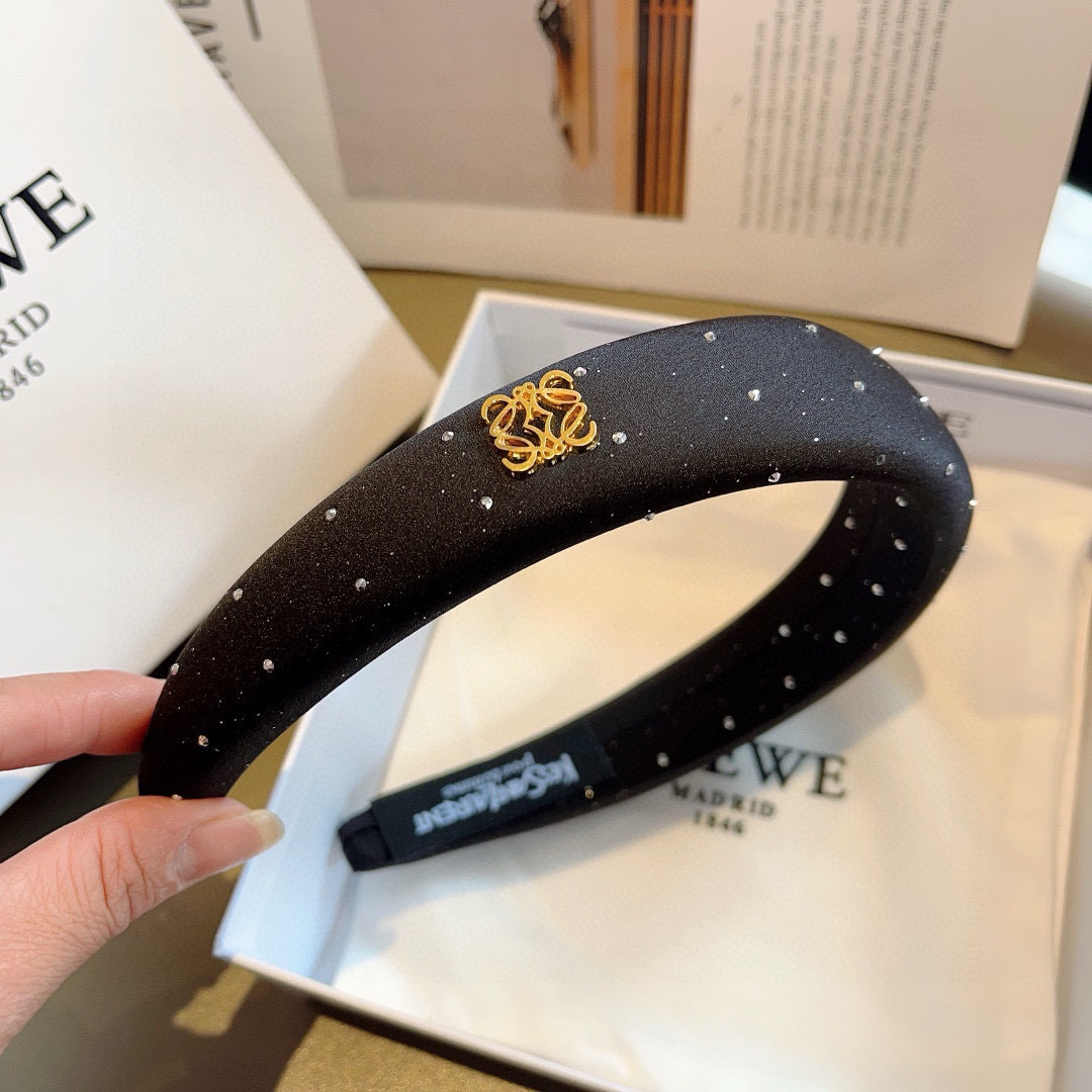 配包装
LOEWE（罗意威）火爆新款海绵发箍💕特供面料头箍、尖端网红最新款来袭 ！ 让你的魅力绽放 清新