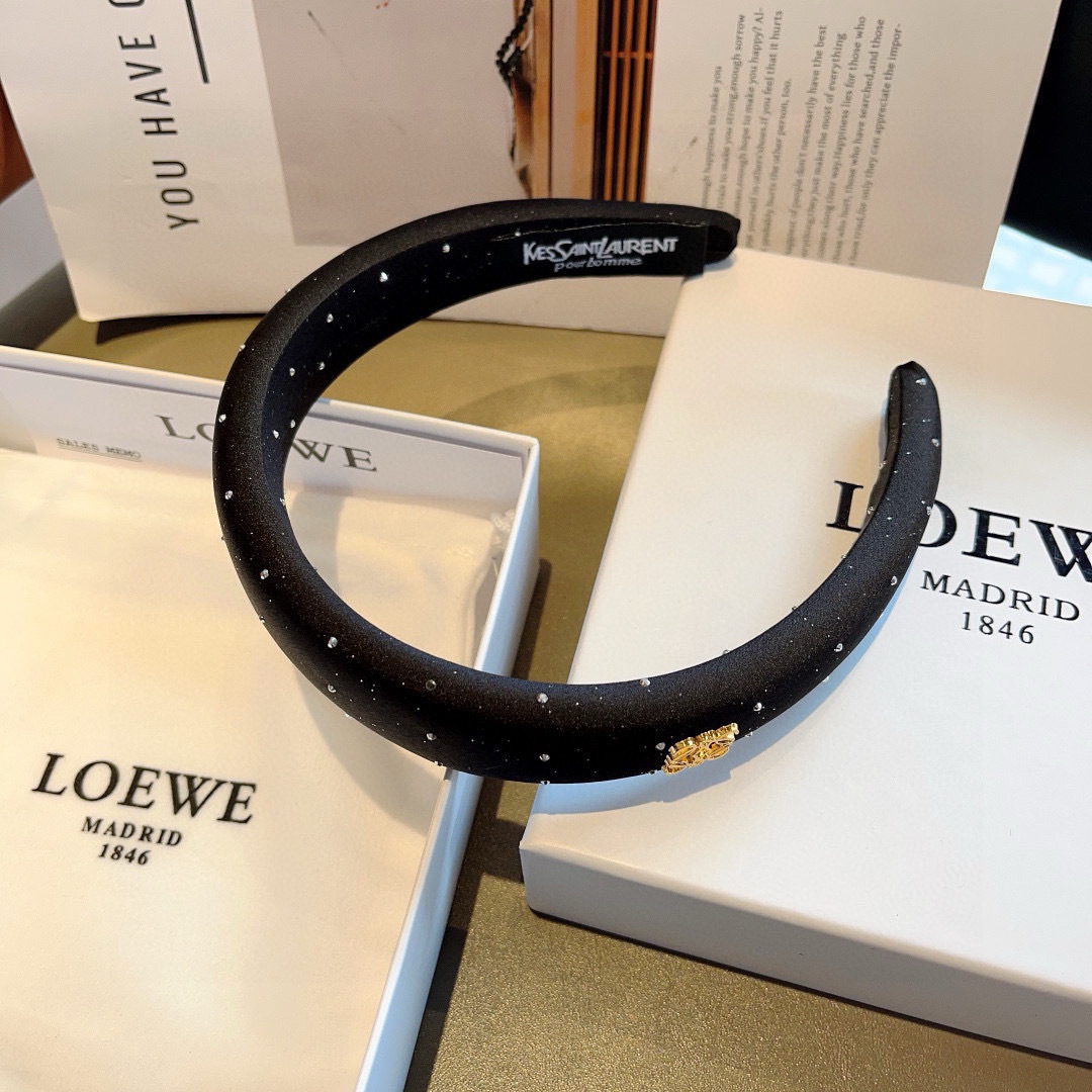 配包装
LOEWE（罗意威）火爆新款海绵发箍💕特供面料头箍、尖端网红最新款来袭 ！ 让你的魅力绽放 清新