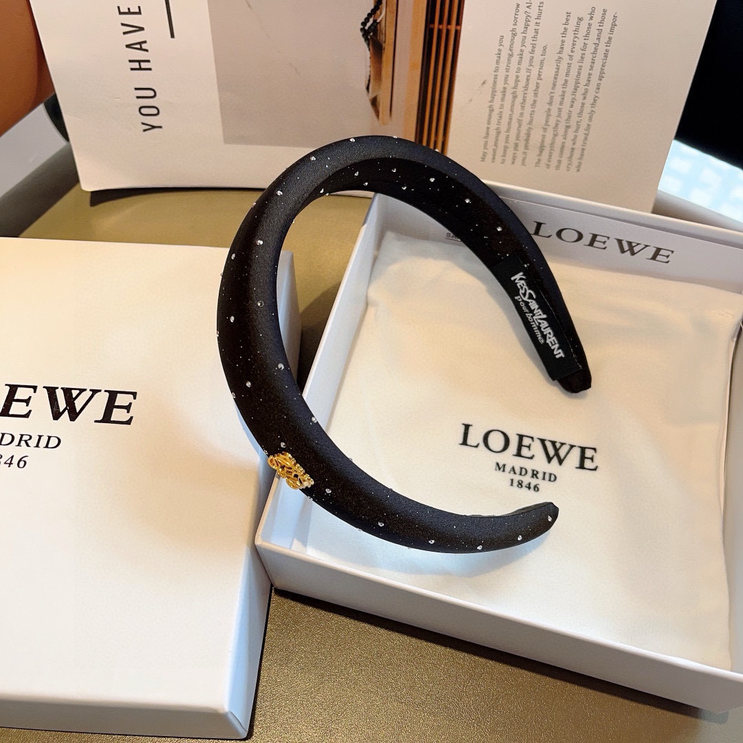 配包装
LOEWE（罗意威）火爆新款海绵发箍💕特供面料头箍、尖端网红最新款来袭 ！ 让你的魅力绽放 清新