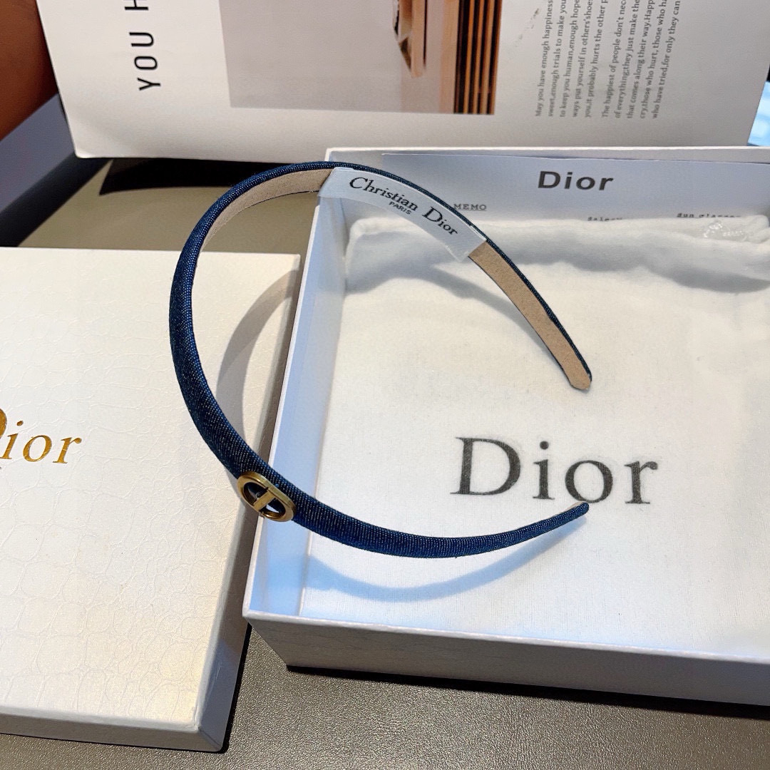 配包装
Dior（迪奥） 火爆新款窄版发箍,专柜品质 让你的魅力绽放 清新淑女范让时尚更简单。