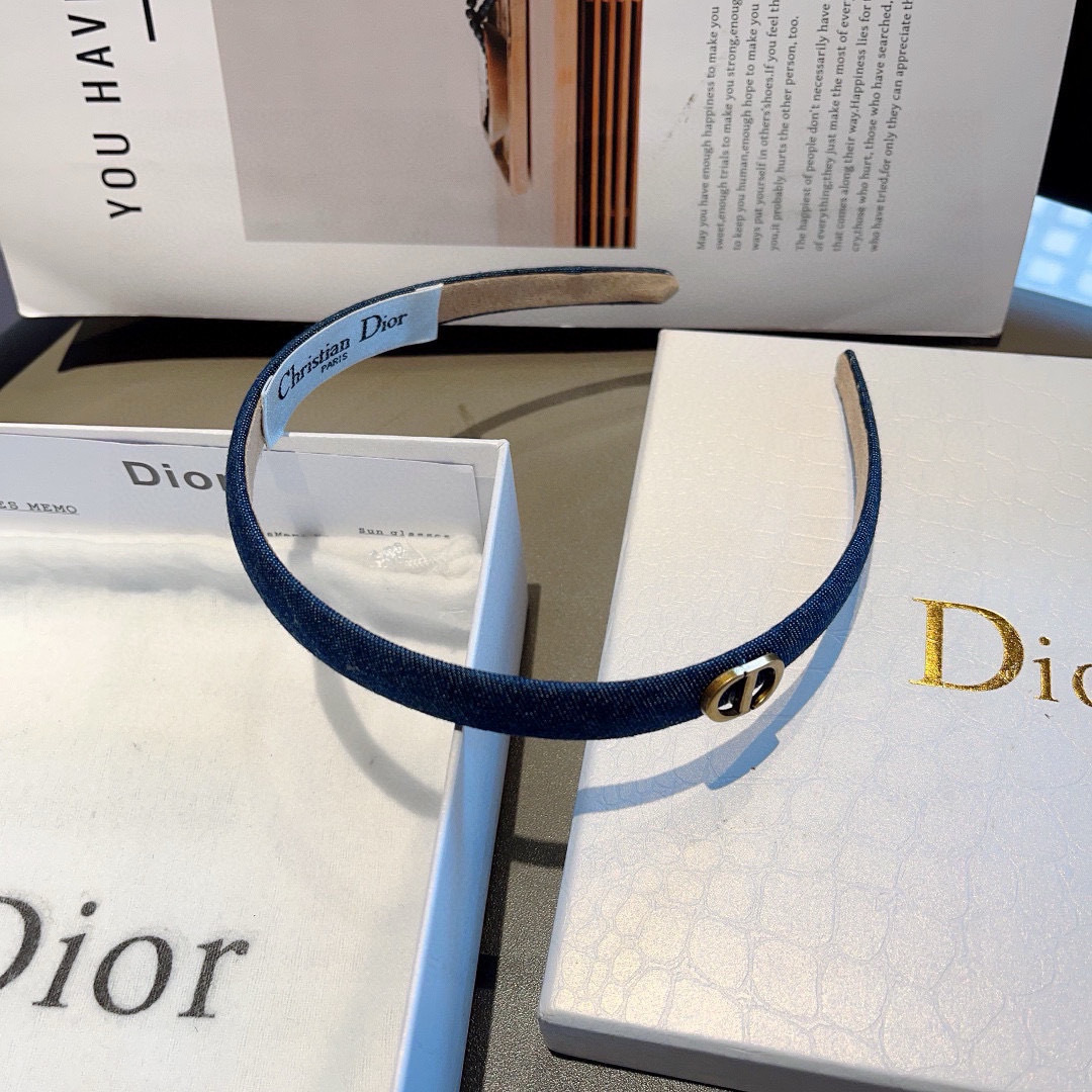 配包装
Dior（迪奥） 火爆新款窄版发箍,专柜品质 让你的魅力绽放 清新淑女范让时尚更简单。
