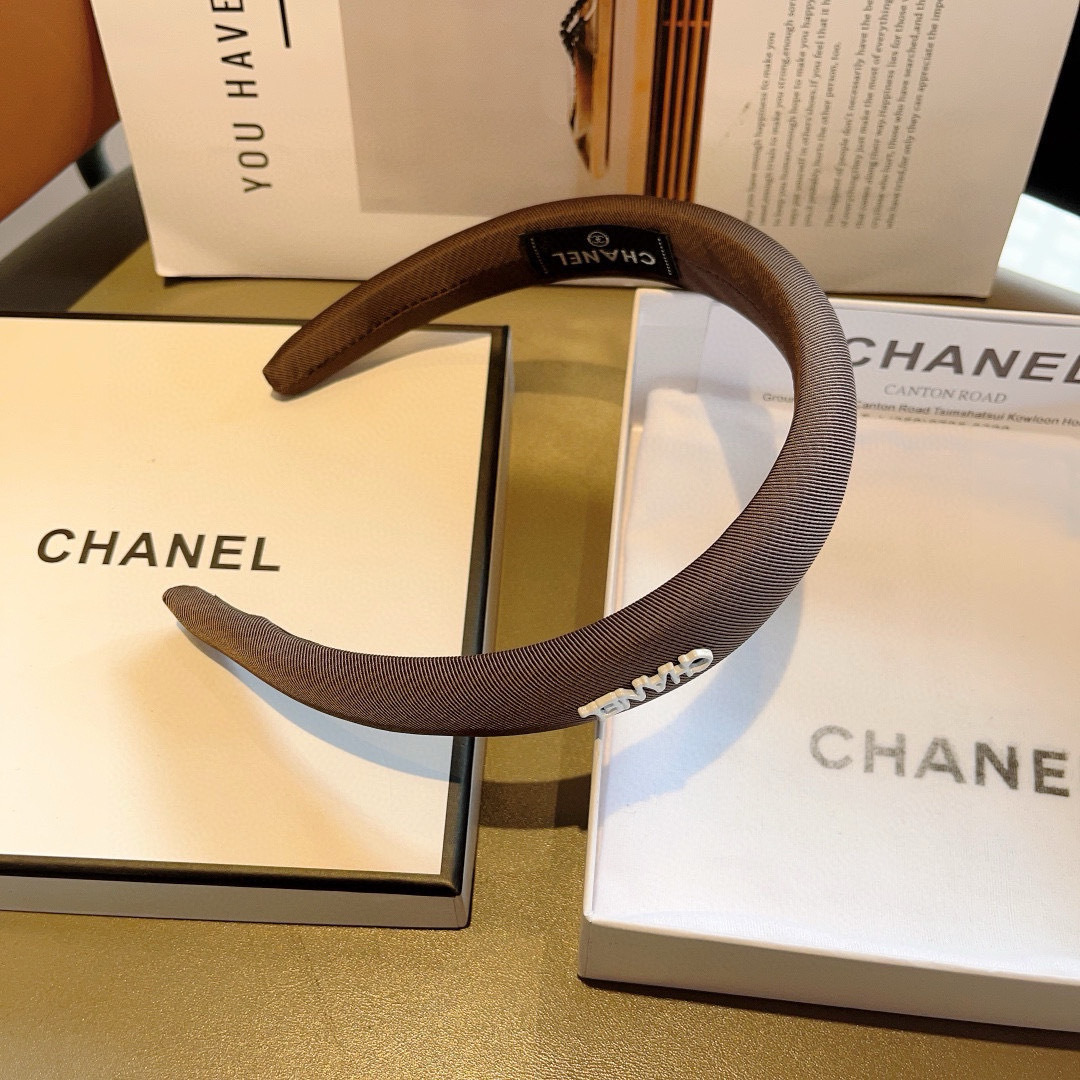 配包装
CHANEL（香奈儿）最新款小香发箍，新品巨显脸小头箍，网红爆款推荐 搭配高端双Ｃlogo ，超