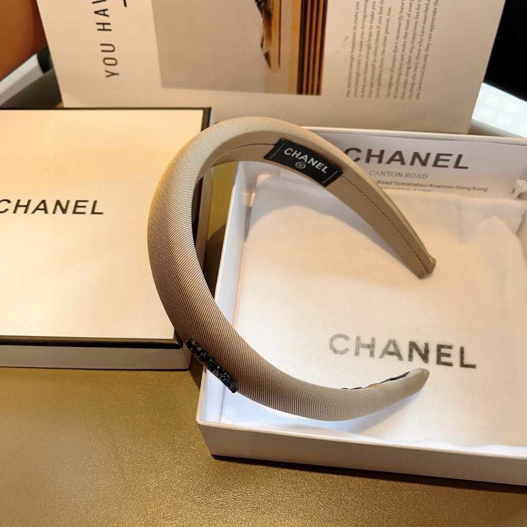 配包装
CHANEL（香奈儿）最新款小香发箍，新品巨显脸小头箍，网红爆款推荐 搭配高端双Ｃlogo ，超