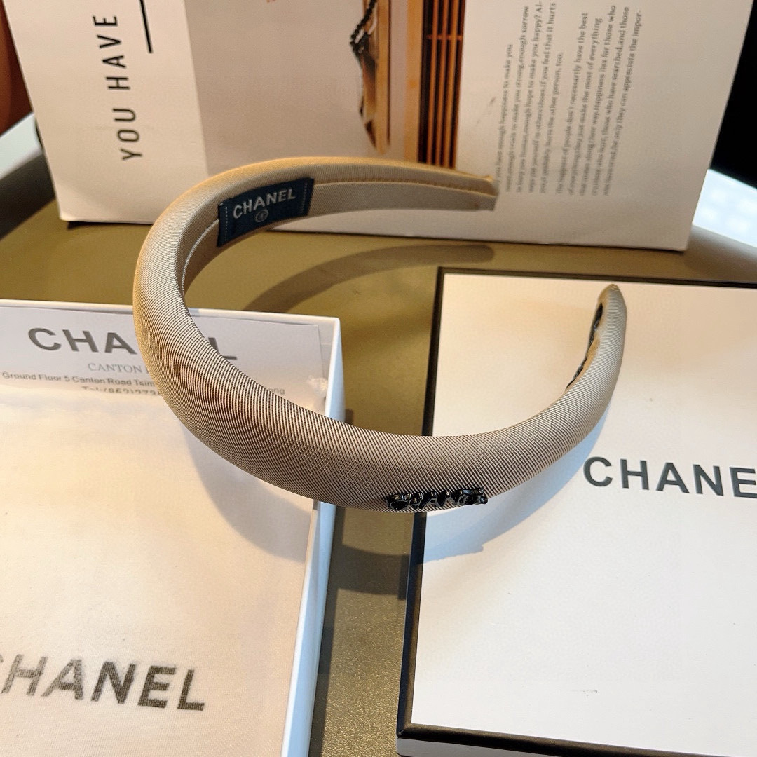 配包装
CHANEL（香奈儿）最新款小香发箍，新品巨显脸小头箍，网红爆款推荐 搭配高端双Ｃlogo ，超